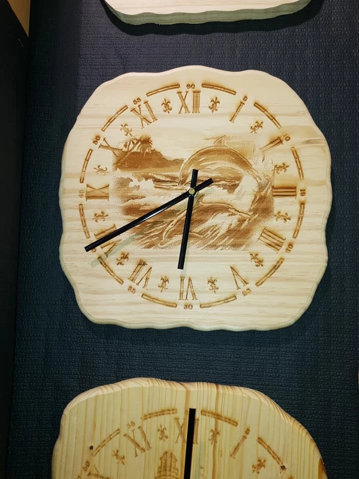 Horloge bois gravée personnalisable